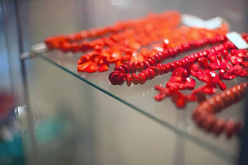 collares de coral rojo