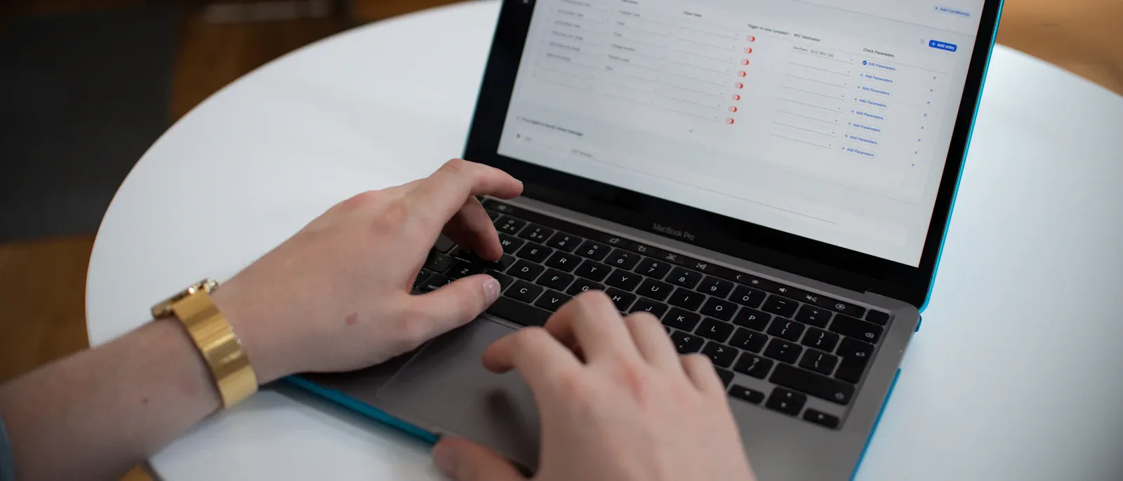 Manos usando una notebook con una interfaz de gestión de datos abierta