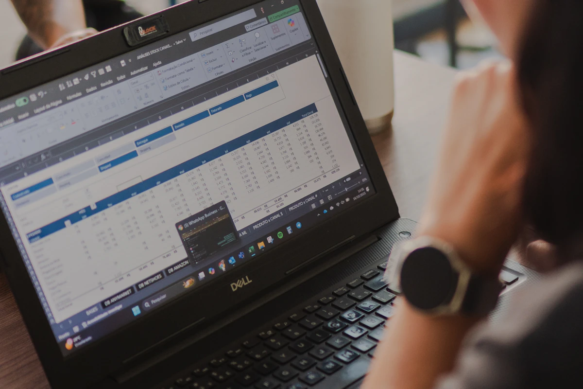 Persona revisando una planilla extensa en una notebook durante una sesión de trabajo